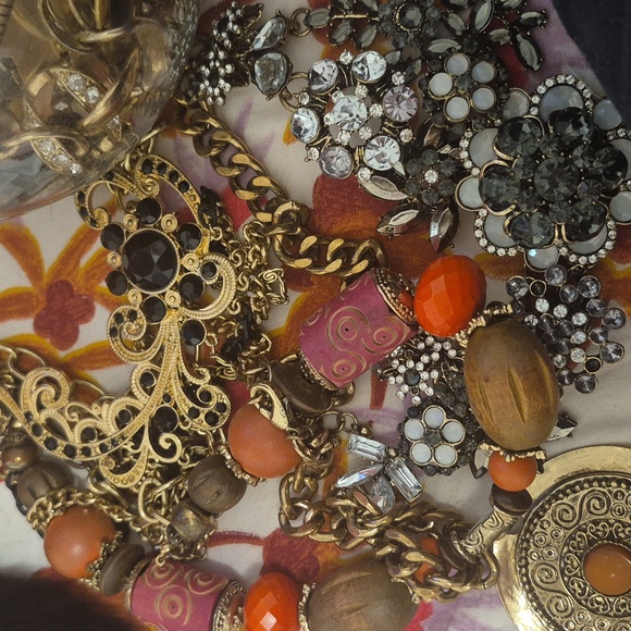 Gold/Silver Multi Colored Wearable Mystery Jewelry Lot.Over 40 Pieces!! - Picture 4 of 4